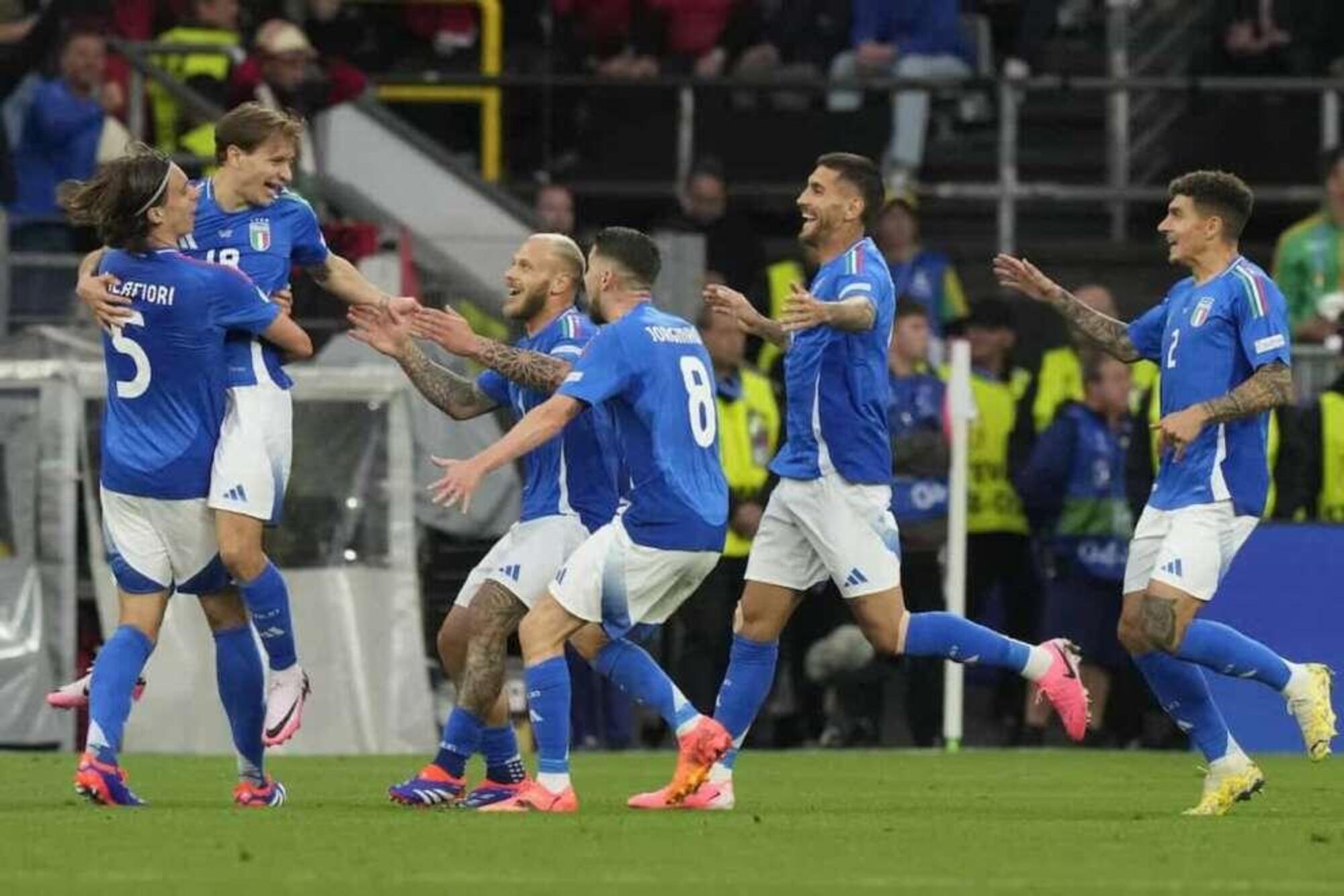 Gli azzurri esultano dopo il gol all&#039;Albania