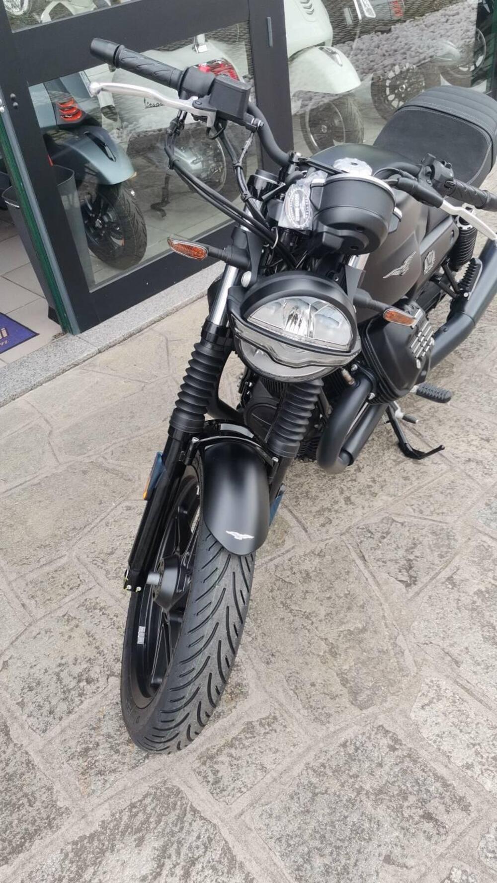 Moto Guzzi V7 Stone (2021 - 24) (3)