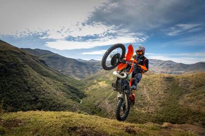 KTM Enduro 2025: torna l&rsquo;arancione e la 125 a 2 tempi! [GALLERY]