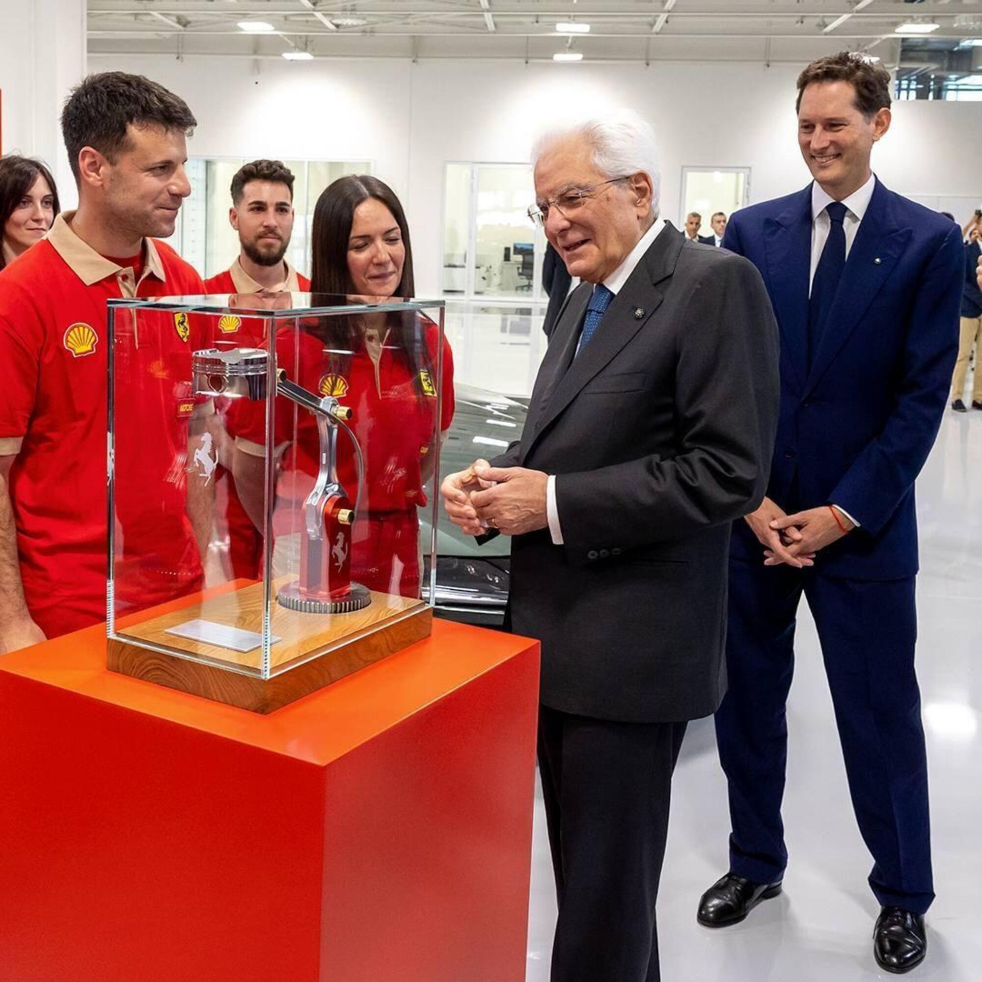 Sergio Mattarella in visita all&rsquo;e-Building di Ferrari con John Elkann