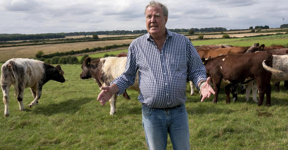 Jeremy Clarkson: &ldquo;Ecco cosa servirebbe contro gli ecovandali come Just Stop Oil. E la polizia, oltre a investire mucche, cosa fa?&rdquo;. E sulle auto elettriche, l&rsquo;eolico e le elezioni...