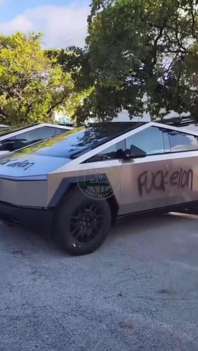 Tesla Cybertruck: la limited edition col "vaffa" a Elon Musk 