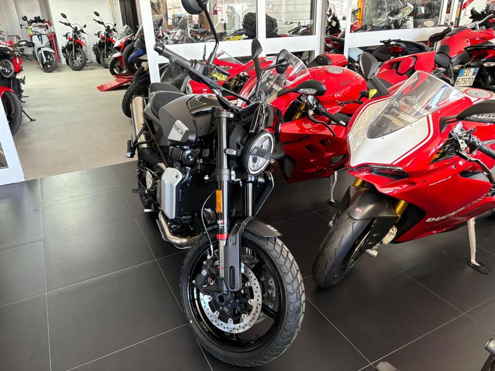 Husqvarna Svartpilen 801 (2024 - 25) (2)