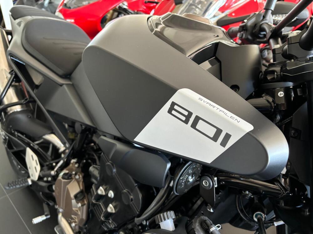 Husqvarna Svartpilen 801 (2024 - 25) (3)