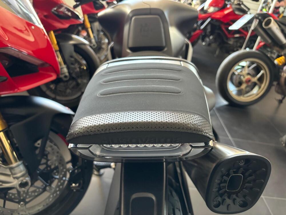 Husqvarna Svartpilen 801 (2024 - 25) (8)