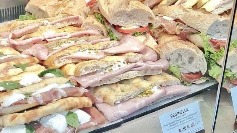 Pranzo in autostrada, aumenti fino al 70% ma quanto mi costa un panino? 