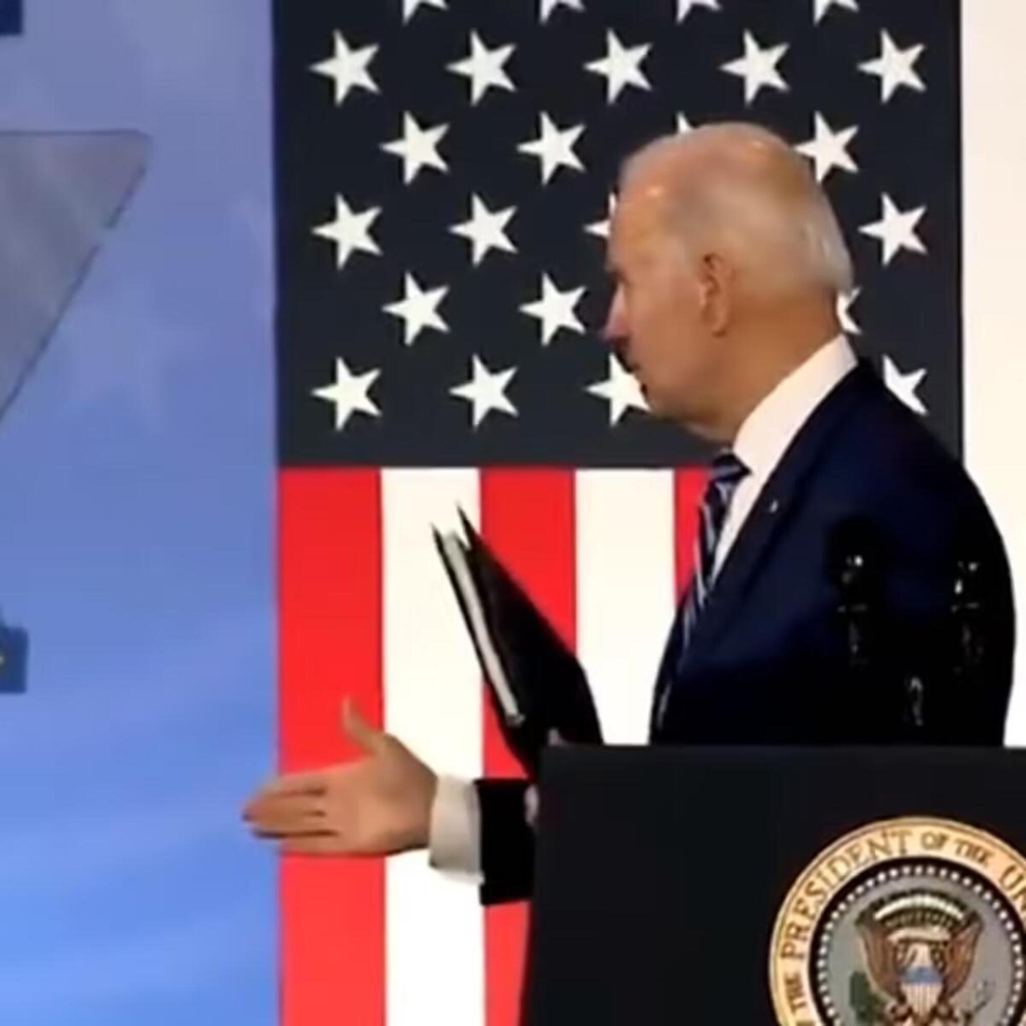 Joe Biden &quot;stringe la mano&quot; nel vuoto