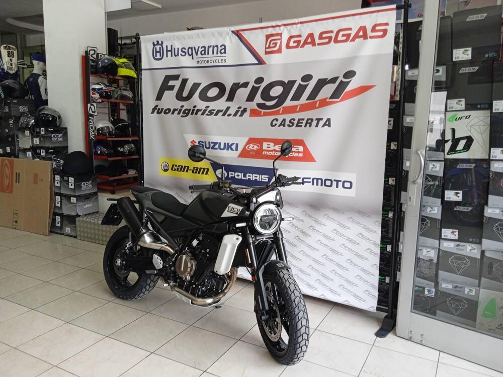 Husqvarna Svartpilen 801 (2024 - 25) (2)