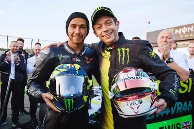 F1. Lewis Hamilton in MotoGP? Tutto vero. Pronto il team LH44 in stile VR46 di Valentino Rossi con Marc Marquez come pilota
