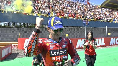 MotoGP 2024. GP d'Olanda. Pecco Bagnaia re di Assen! Sempre primo, terza vittoria di fila (e raggiunge Stoner!) [RISULTATI]