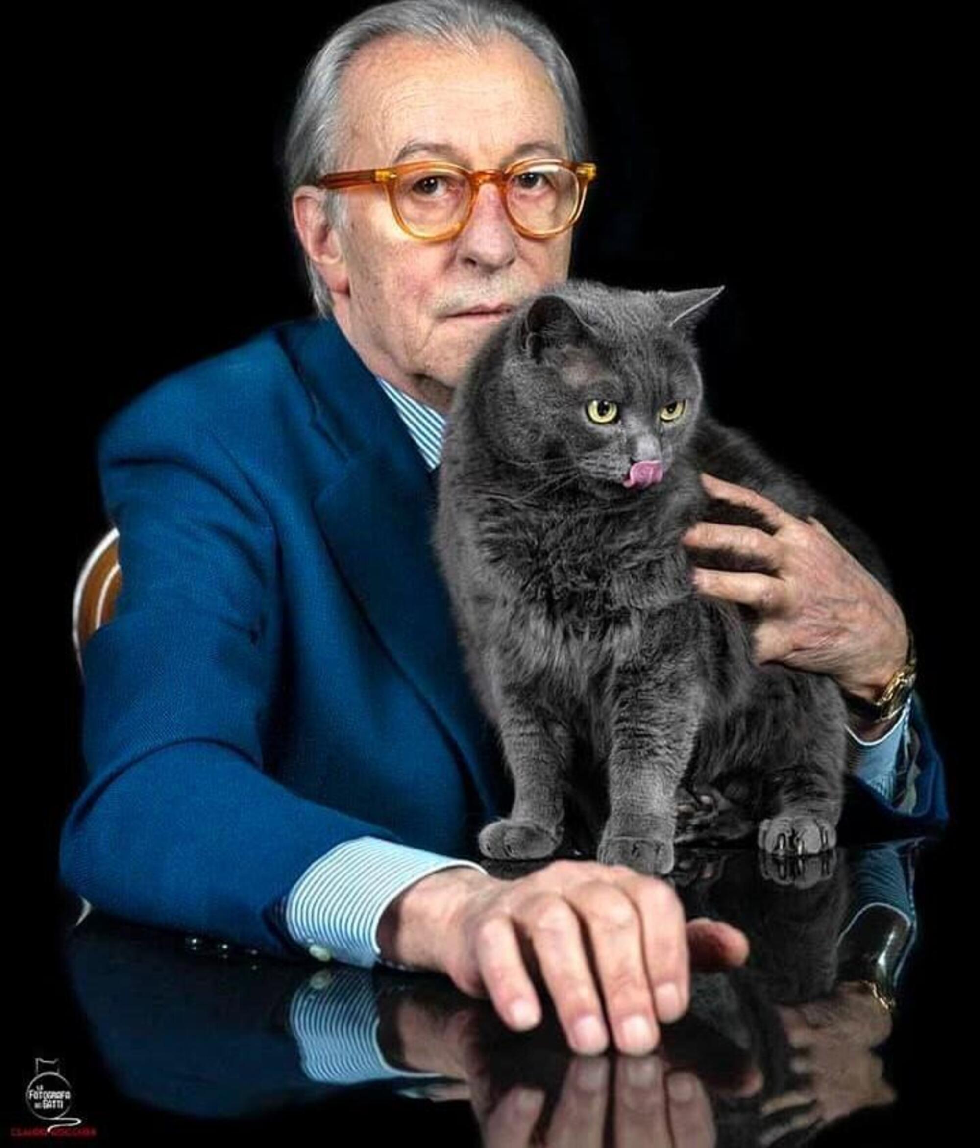 Vittorio Feltri con il suo gatto Ciccio