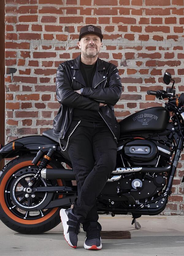 Ma cosa ci fa Max Pezzali a Milano (e in piazza Duomo) in sella a una Harley Davidson? Tra moto, banda e sbandieratori, e poi il nuovo tour... [VIDEO]