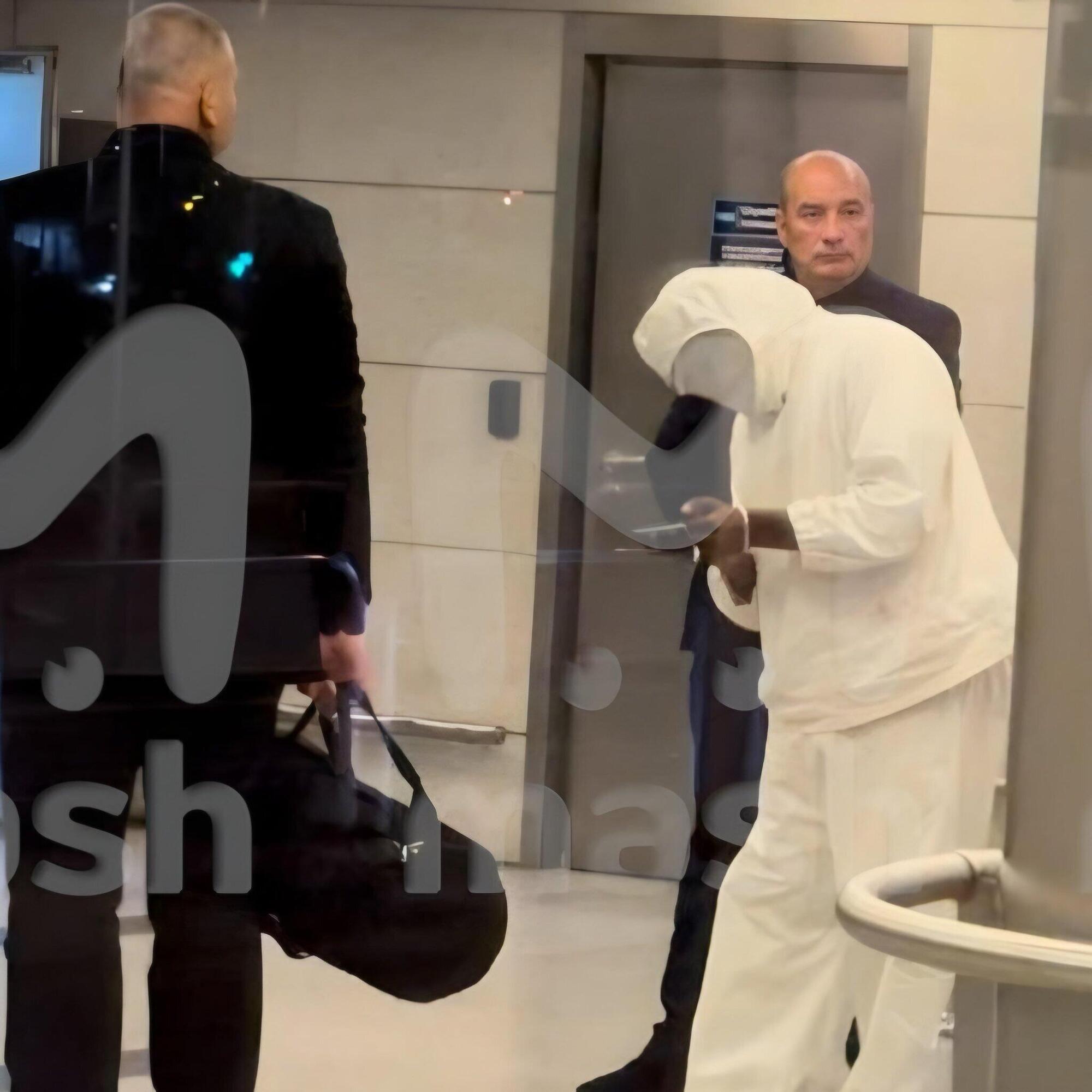 Kanye West paparazzato all&#039;aeroporto di Mosca