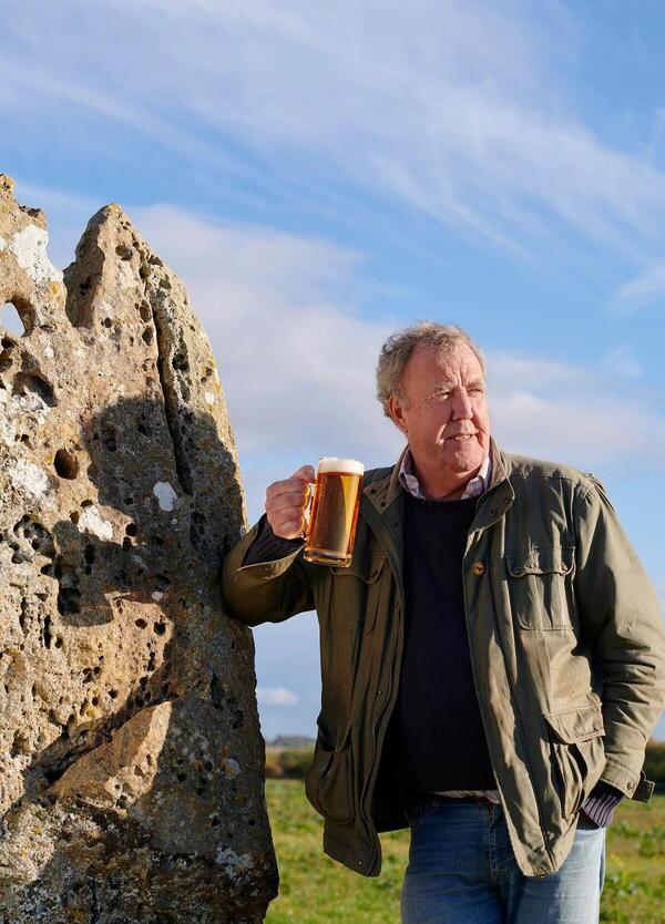 Jeremy Clarkson dalle auto e Top Gear alla birra (e i bastoni da passeggio...), adesso aprir&agrave; il suo pub. L&rsquo;unico problema? I topi e il fegato...