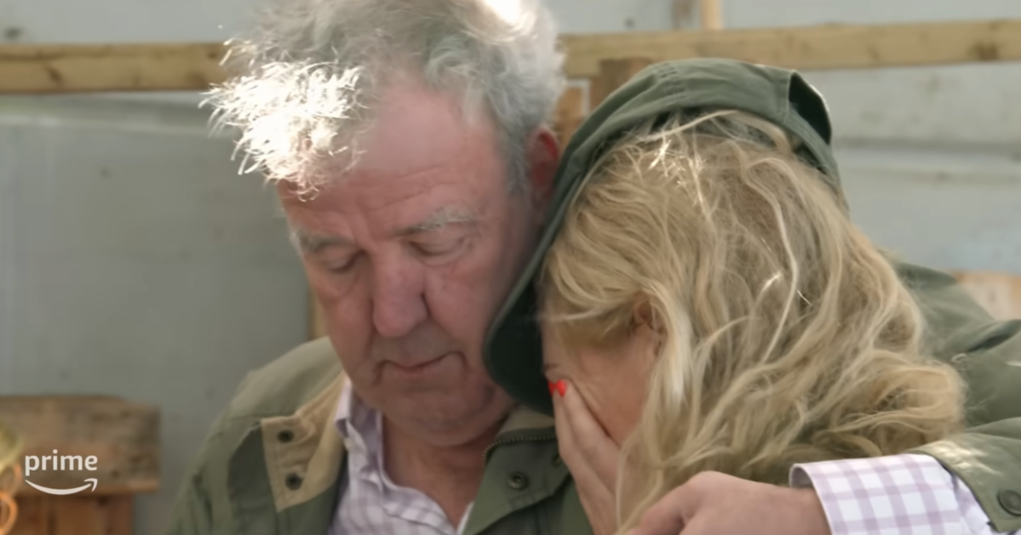 Jeremy Clarkson e Lisa Hogan piangono in una scena de La fattoria di Clarkson