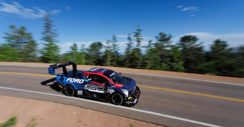 Ford vince la Pikes Peak con un mezzo incredibile [VIDEO]