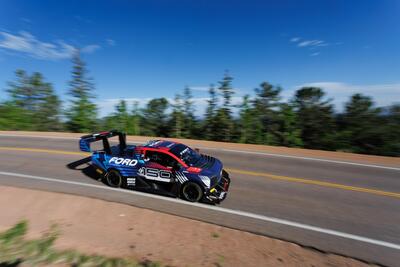 Ford vince la Pikes Peak con un mezzo incredibile [VIDEO]