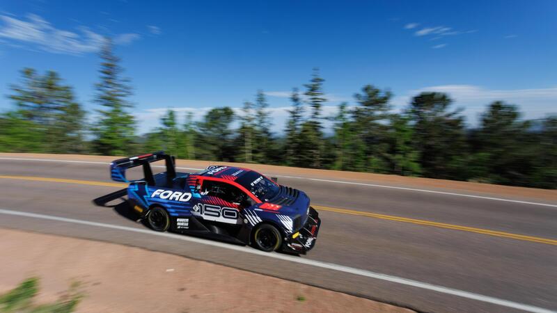 Ford vince la Pikes Peak con un mezzo incredibile [VIDEO]