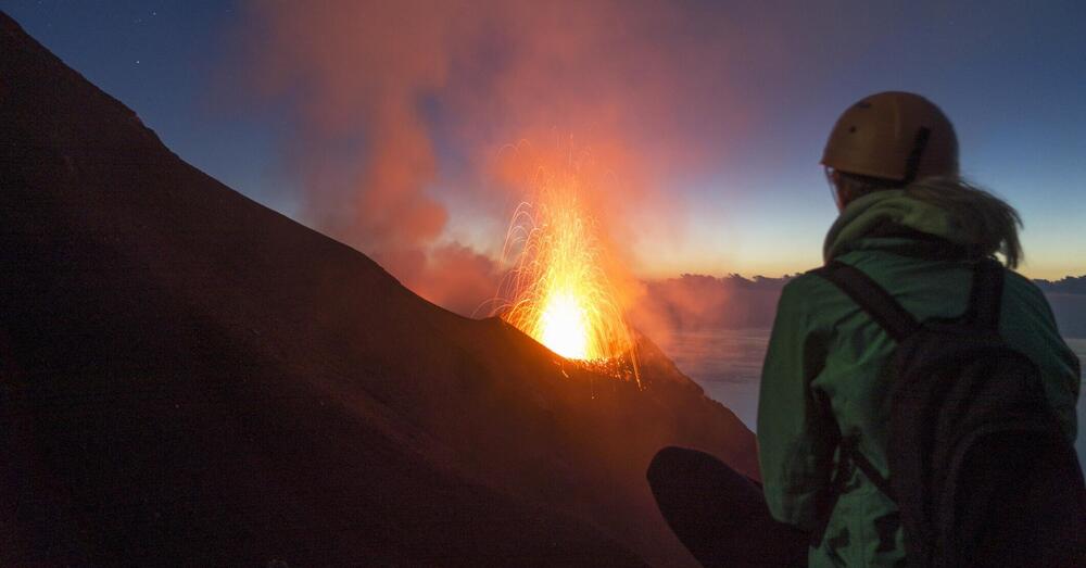 A eruttare minc*iate &egrave; la stampa, non lo Stromboli! Tutte le fake news sull&rsquo;ultima &quot;esplosione&quot; di Iddu, il vulcano sacro per chi non &egrave; omologato al pensiero unico. Il reportage dall&#039;isola