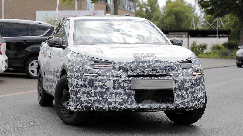 Citroen C4 2025: ecco il facelift con le nuove foto spia 