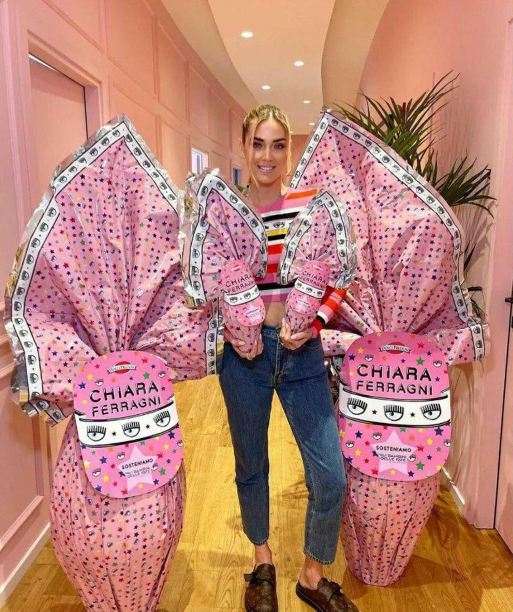 Chiara Ferragni con le uova di Pasqua di Dolci Preziosi