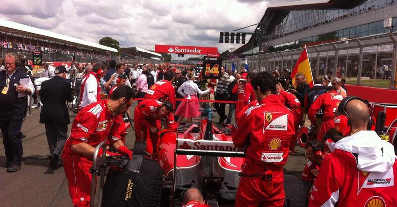 F1. Benvenuti a Silverstone, quando era ancora la vera patria dell&#039;automobilismo, con grigliate e feste nel paddock