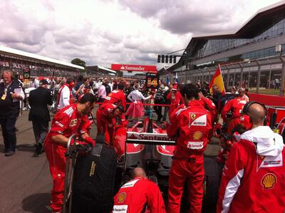 F1. Benvenuti a Silverstone, quando era ancora la vera patria dell'automobilismo, con grigliate e feste nel paddock