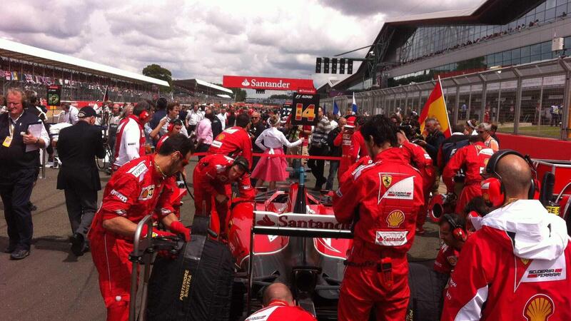 F1. Benvenuti a Silverstone, quando era ancora la vera patria dell&#039;automobilismo, con grigliate e feste nel paddock