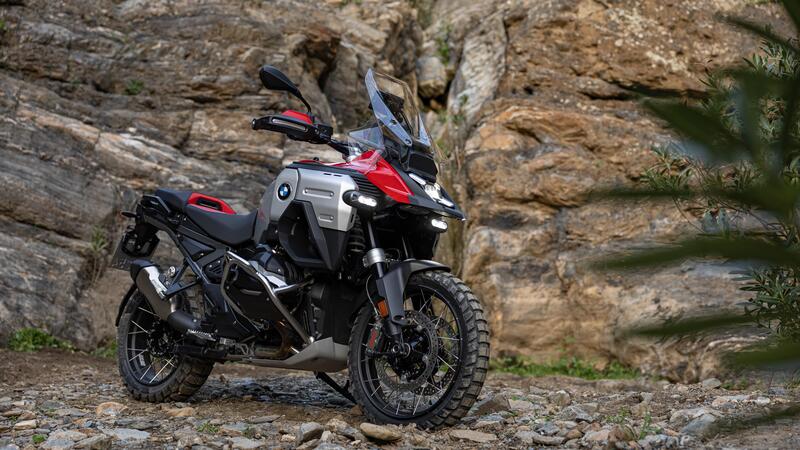 Eccola! Nuova BMW R 1300 GS Adventure: prezzo e caratteristiche tecniche [VIDEO e GALLERY]