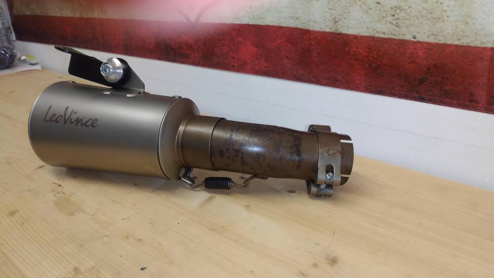 Terminale di scarico Leovince (2)