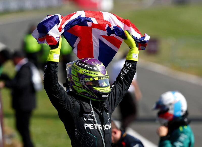 A Silverstone Hamilton vince per tutti i Lewis che è stato. E sulla schiena porta una promessa