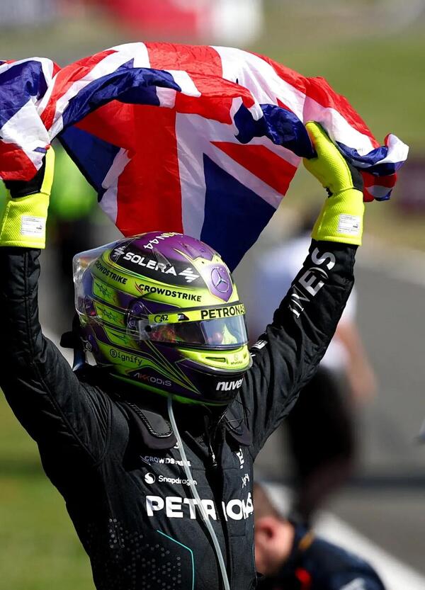 A Silverstone Hamilton vince per tutti i Lewis che &egrave; stato. E sulla schiena porta una promessa per il futuro