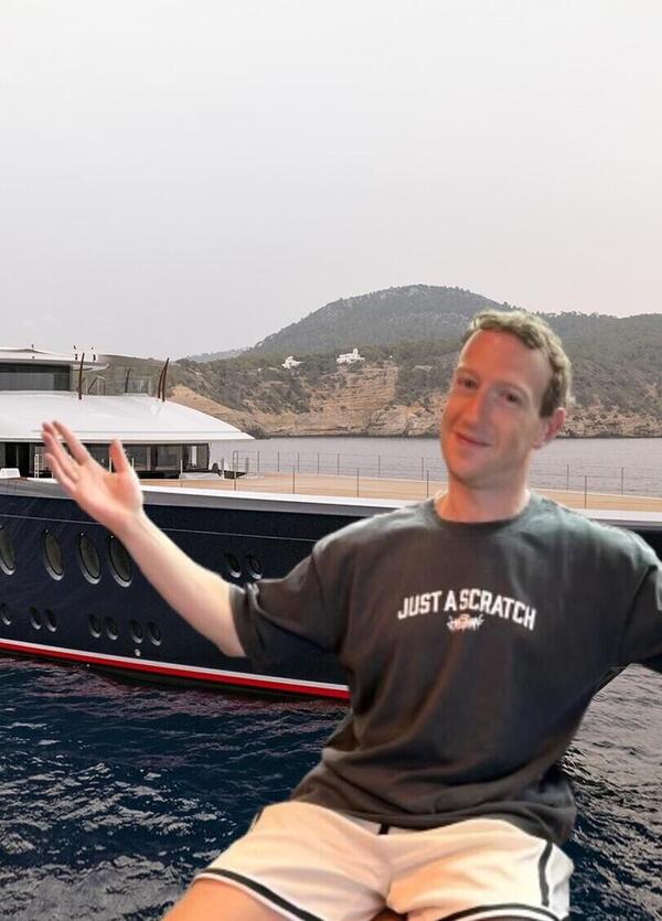 Ma cosa ci fa Mark Zuckerberg in Italia? Ecco il suo mega yacht avvistato a Castellammare di Stabia per le vacanze nel Mediterraneo di mr. Facebook... [VIDEO]