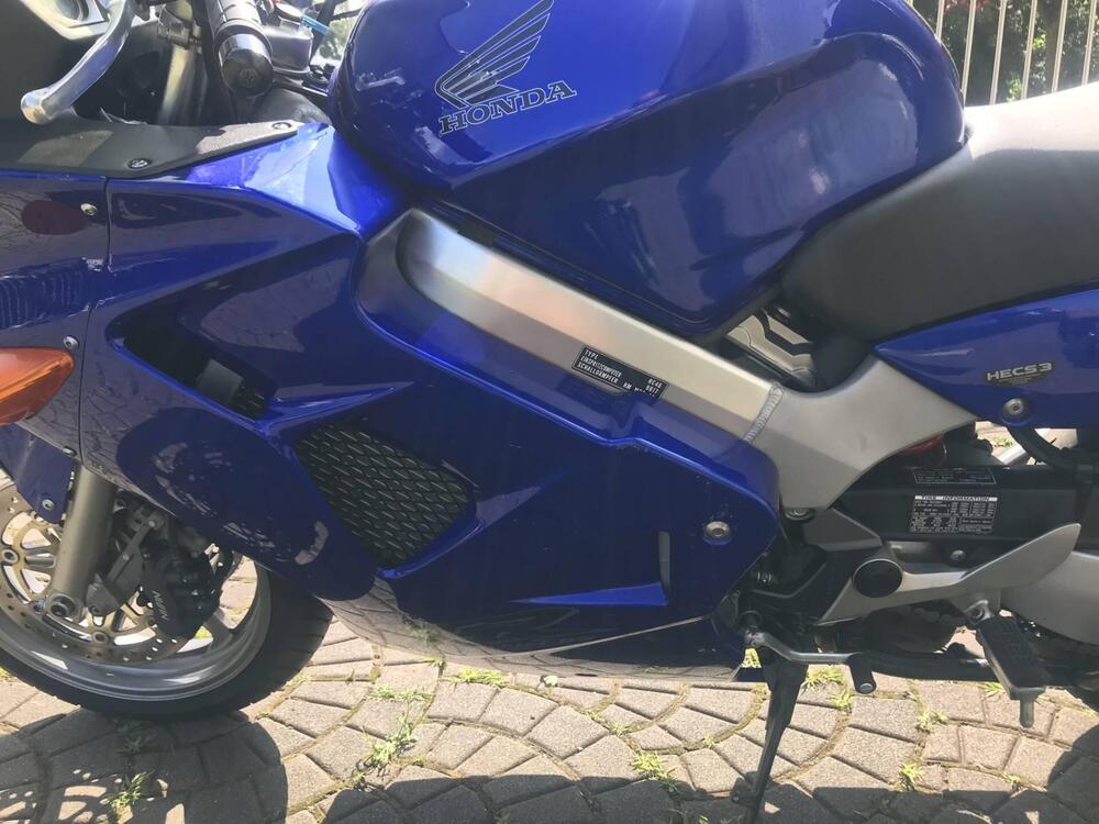 Honda VFR 800 (1998 - 01) (8)