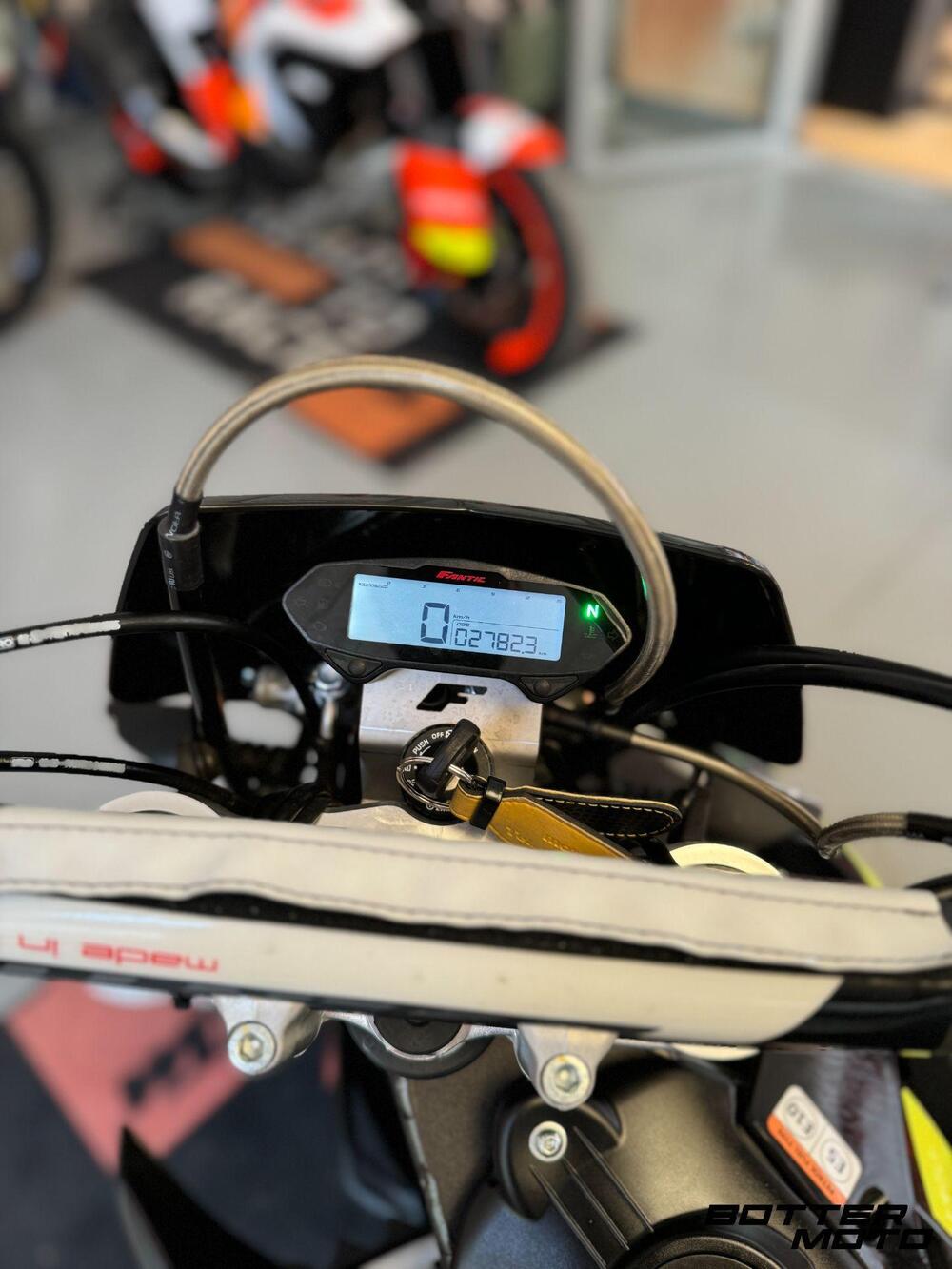 Fantic Motor Motard 125 Performance 4t (2020) (6)