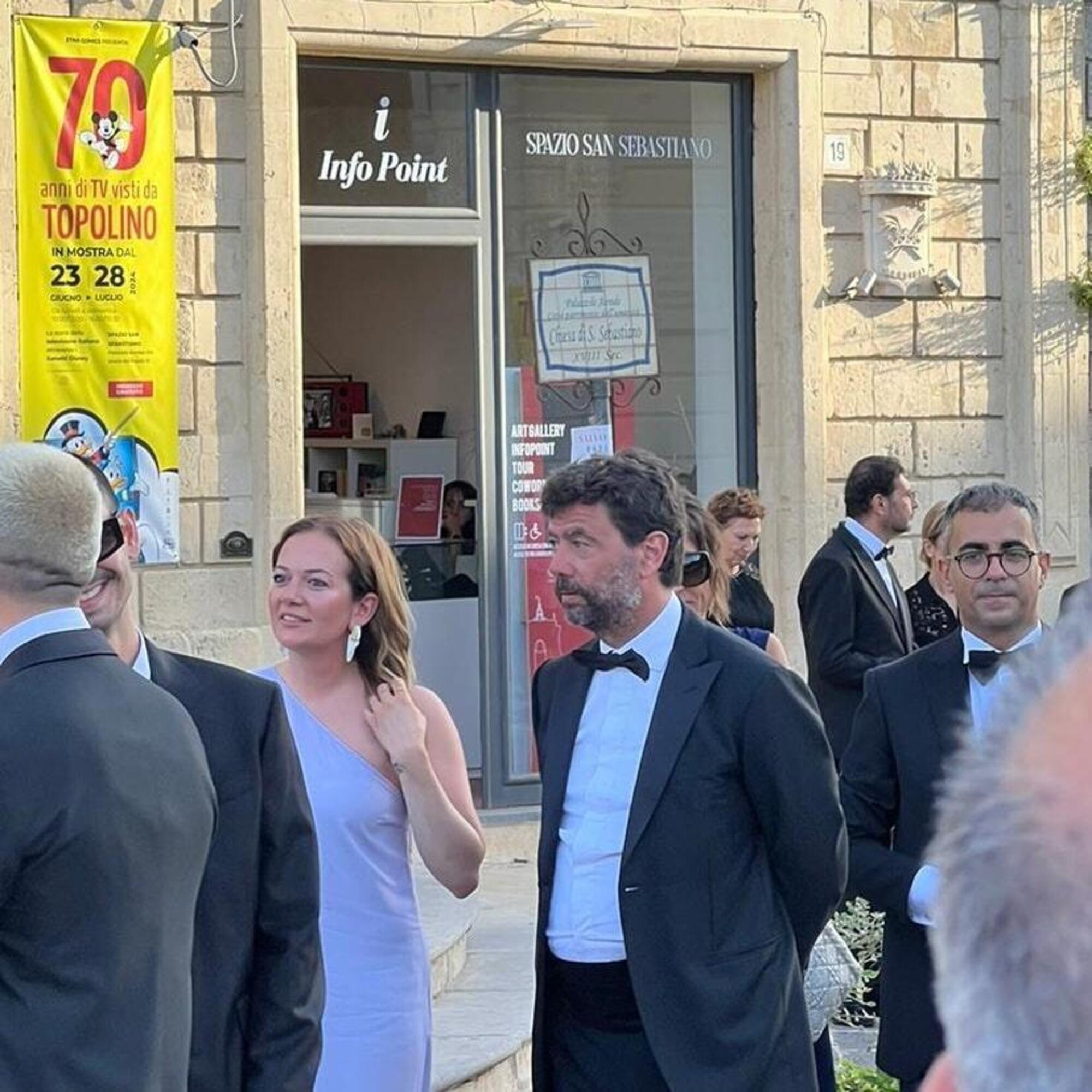 Andrea Agnelli con la moglie Deniz Akalin al matrimonio in Sicilia