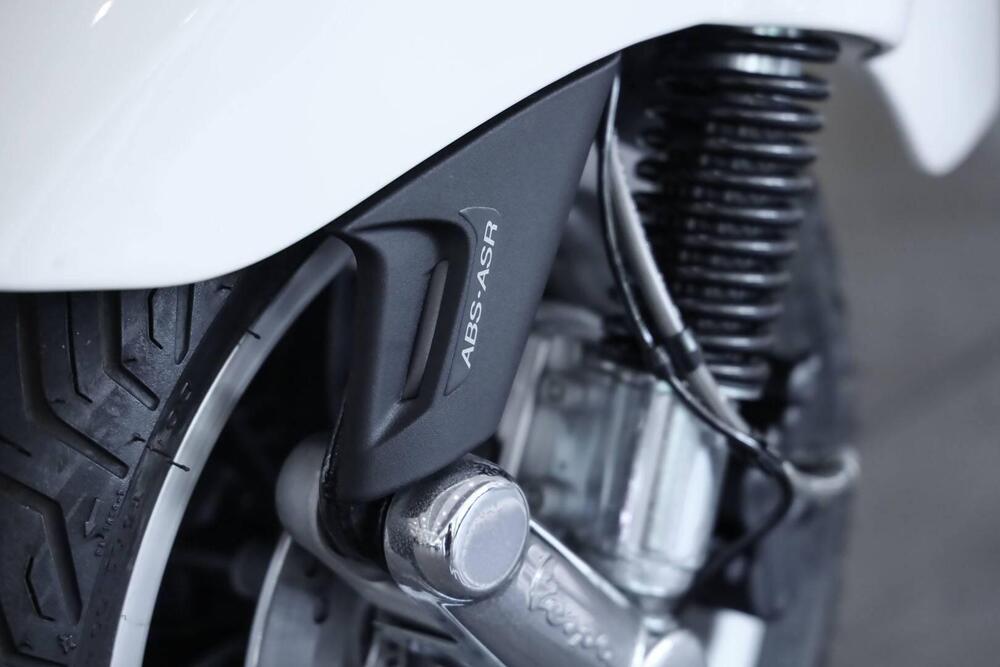 Vespa Vespa 946 ABS (2013 - 15) (15)