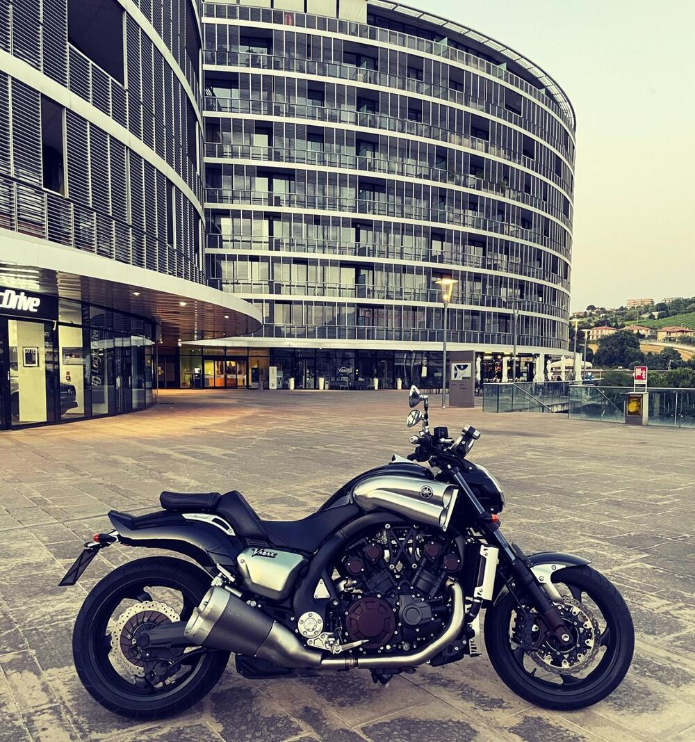 Yamaha VMAX (2008 - 17) (2)