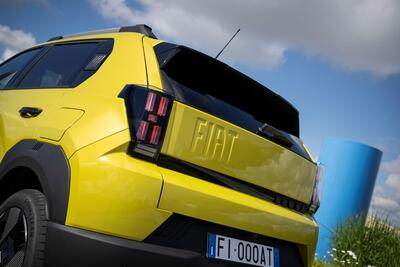 Fiat Grande Panda: le dimensioni, il bagagliaio, la ricarica e i motori elettrici e benzina [VIDEO]