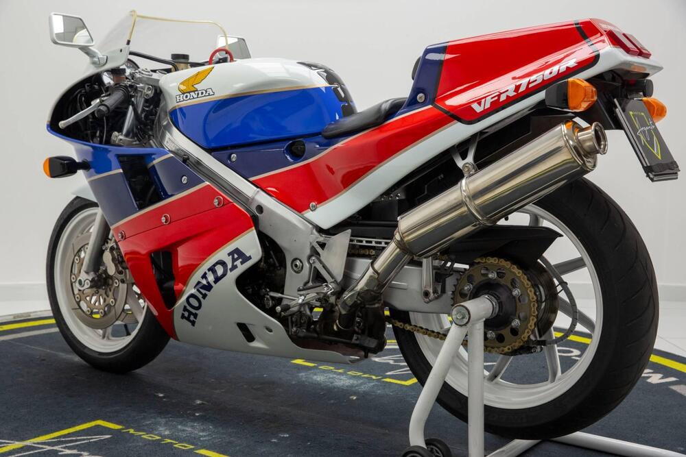 Honda VFR 750 R RC30 (5)