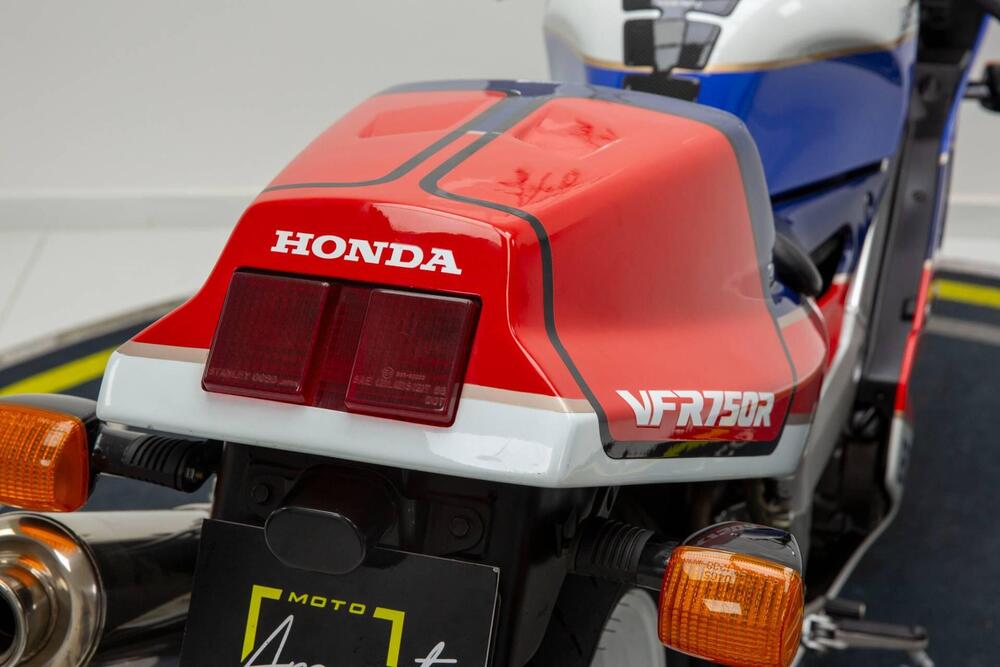 Honda VFR 750 R RC30 (11)