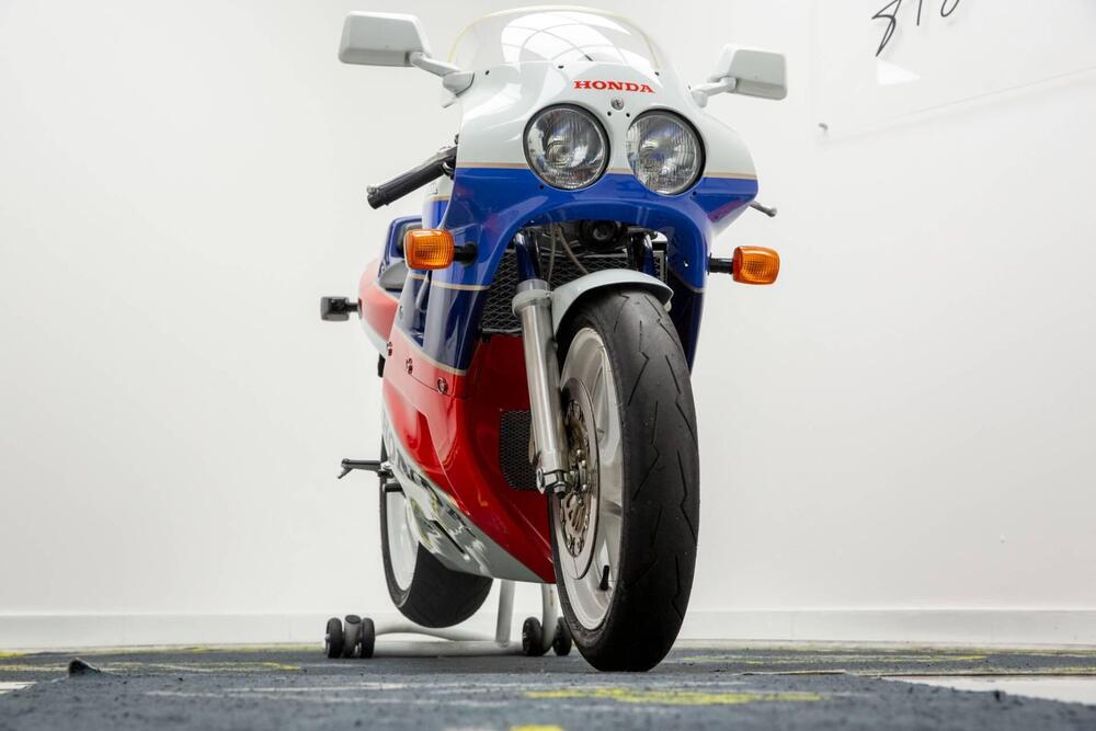 Honda VFR 750 R RC30 (17)