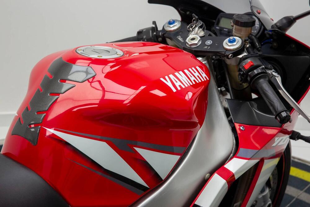 Yamaha YZF R1 (2000 - 01) (17)
