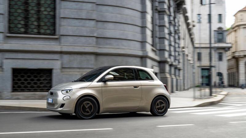 Fiat 500e Giorgio Armani, l&#039;edizione speciale arriva per i 90 anni dello stilista