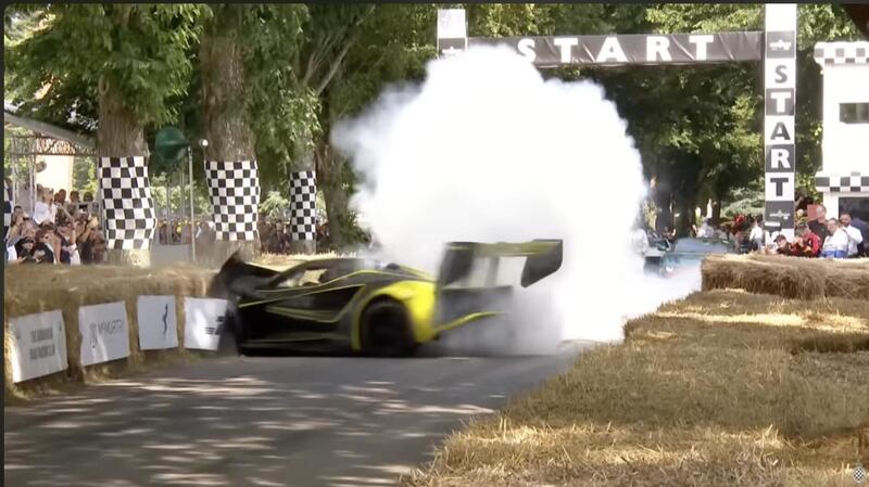 Lotus: parte male a Goodwood e la Evija da 2000 CV si schianta [VIDEO] 