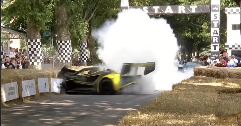 Lotus: parte male a Goodwood e la Evija da 2000 CV si schianta [VIDEO] 