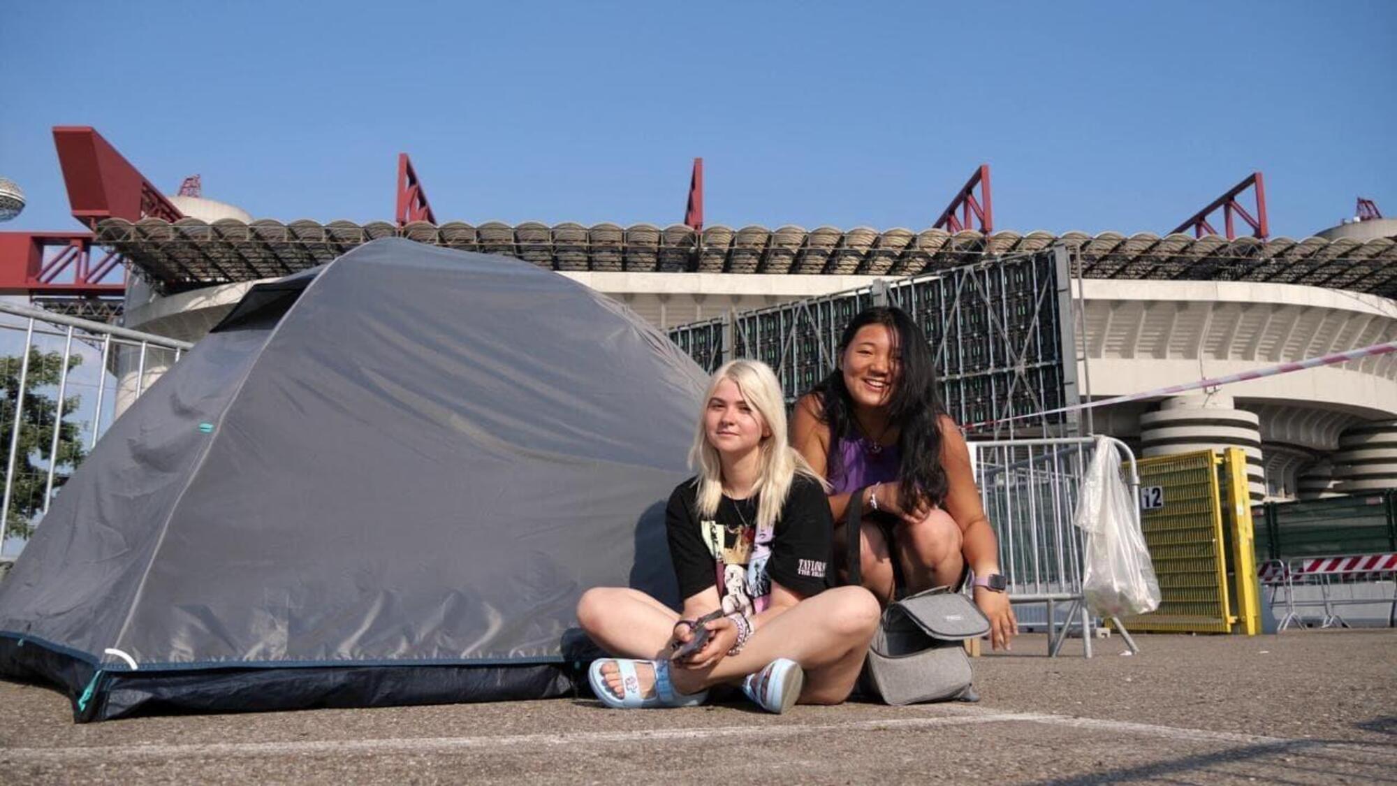  Due ragazze si sono accampate davanti allo stadio San Siro giorni prima del concerto di Taylor Swift