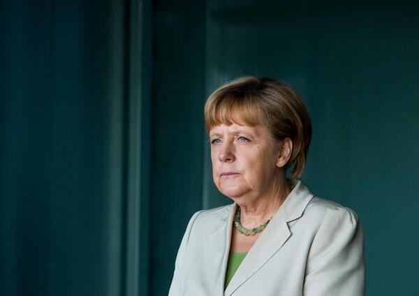 Ma quanto &egrave; trash la serie tv &quot;Miss Merkel-Morte al castello&quot;? Perch&eacute; trasformare l&#039;ex cancelliera tedesca in investigatrice &egrave; stata una ca*ata pazzesca