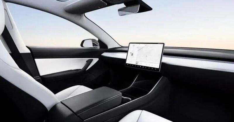 Tesla Robotaxi, avevamo detto 8 agosto? Cambio di programma...