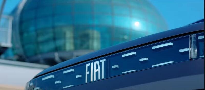 Il frontale del nuovo modello del segmento C Fiat, con il logo che si illumina